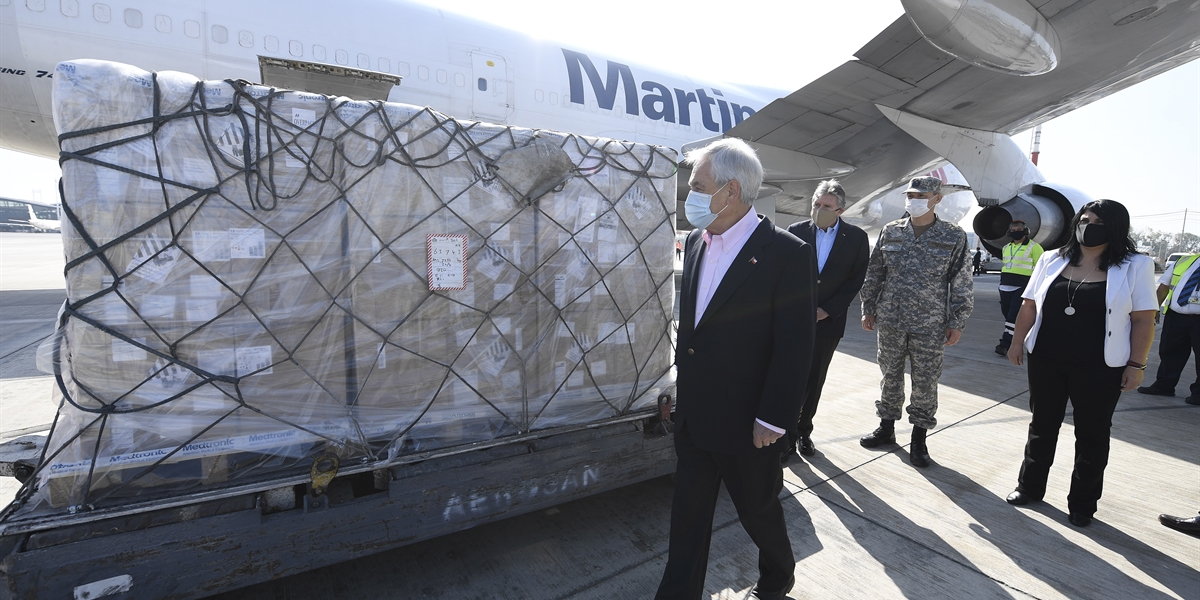 Presidente Piñera recibe avión con nuevos ventiladores mecánicos