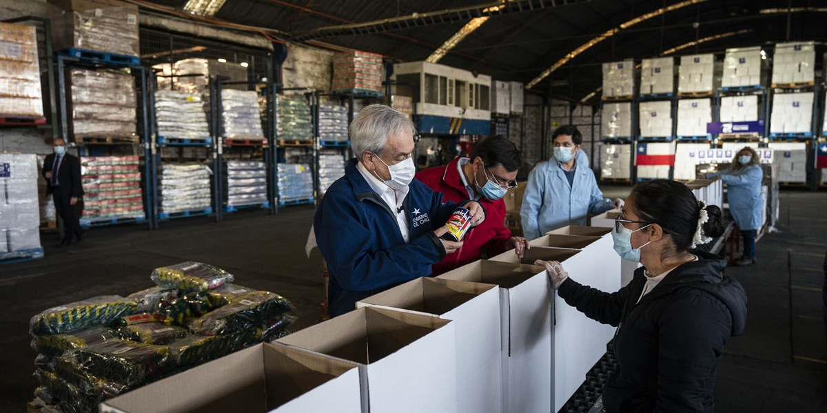 Presidente Piñera realiza visita inspectiva a centro distribución de cajas de alimento