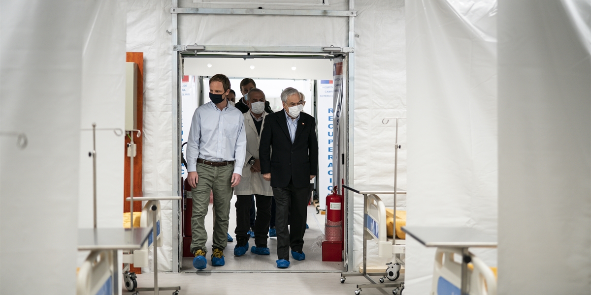Presidente Piñera inspecciona el nuevo hospital modular Sótero del Río