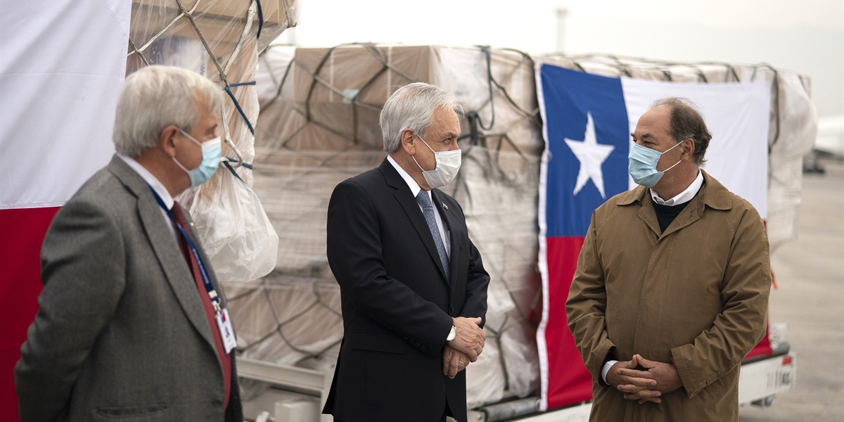 Presidente Piñera revisa la llegada del vuelo que trae a Chile 133 ventiladores mecánicos y 400 equipos de oxigenoterapia de alto flujo.