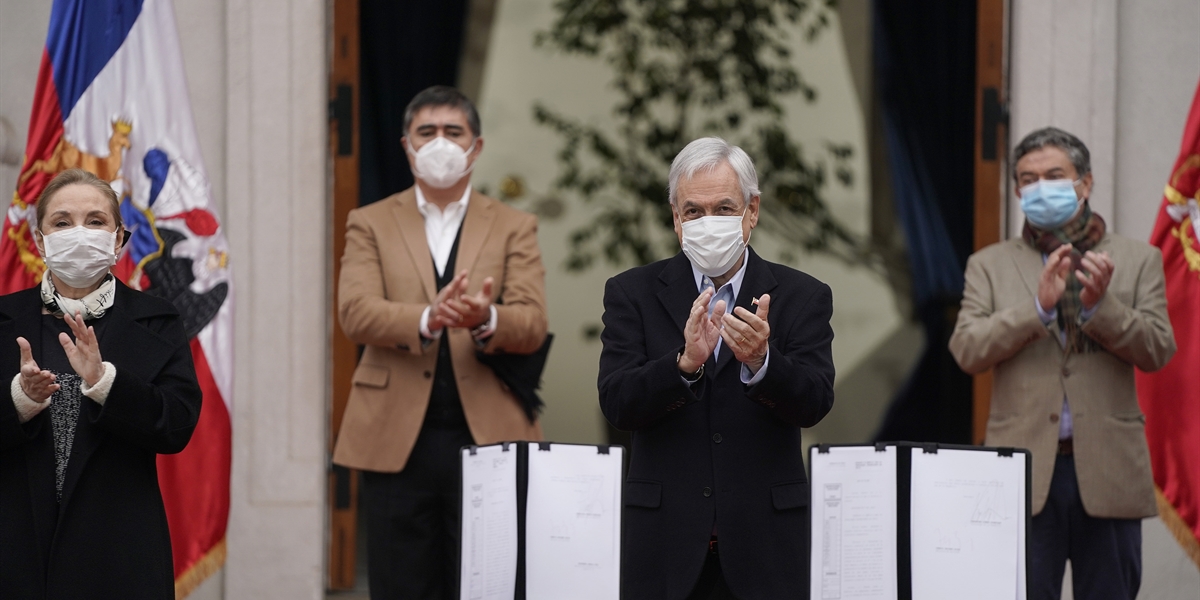 Presidente Piñera promulga las leyes que amplían el Ingreso Familiar de Emergencia y que crean un beneficio para proteger los ingresos de los trabajadores independientes.