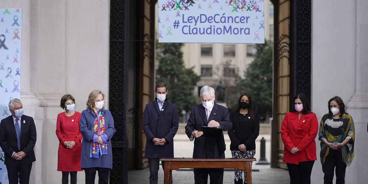 Presidente Piñera promulga Ley Nacional Cáncer Claudio Mora