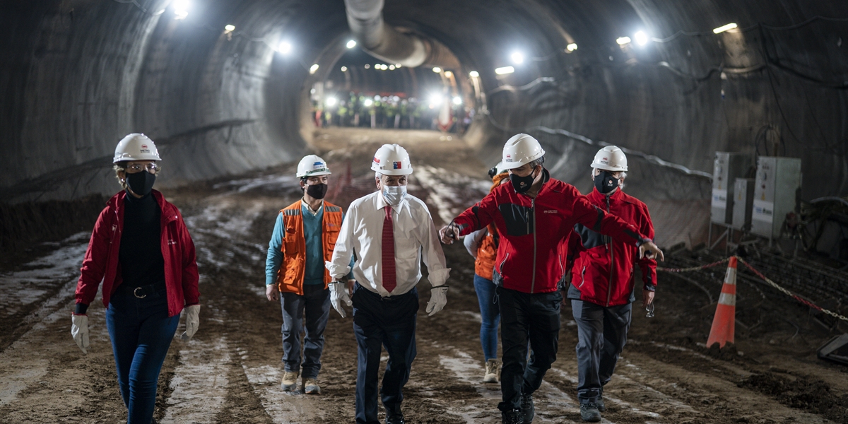 Presidente Piñera visita trabajos de ampliación de la Línea 3 del Metro y destaca obras de reactivación económica.