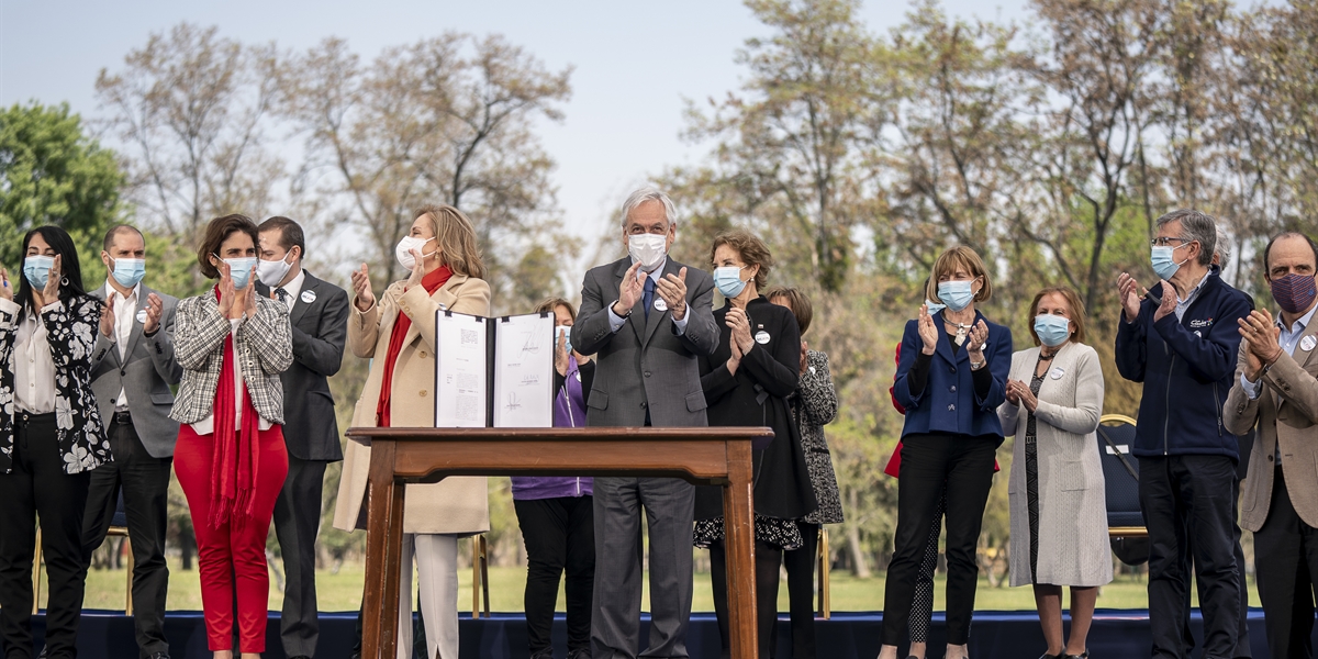 Presidente Piñera firma proyecto de ley de Envejecimiento Positivo