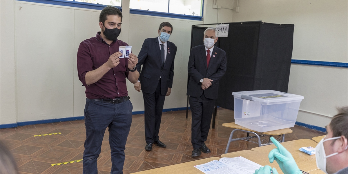Presidente Piñera visita local de votación para el plebiscito en la Escuela Palestina de La Reina