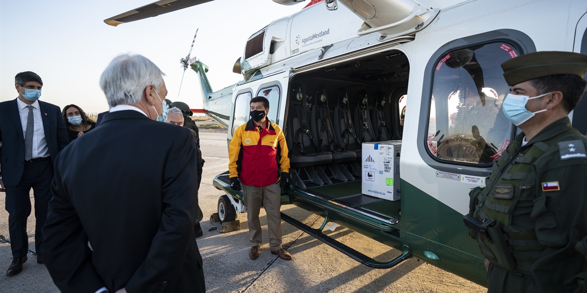 Presidente Piñera recibe el primer cargamento de vacunas contra el Covid-19