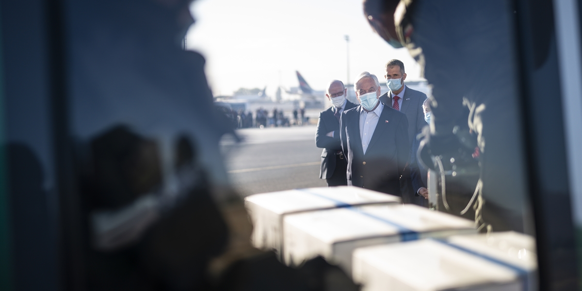 Presidente Piñera recibe segundo cargamento de vacunas contra el Covid-19