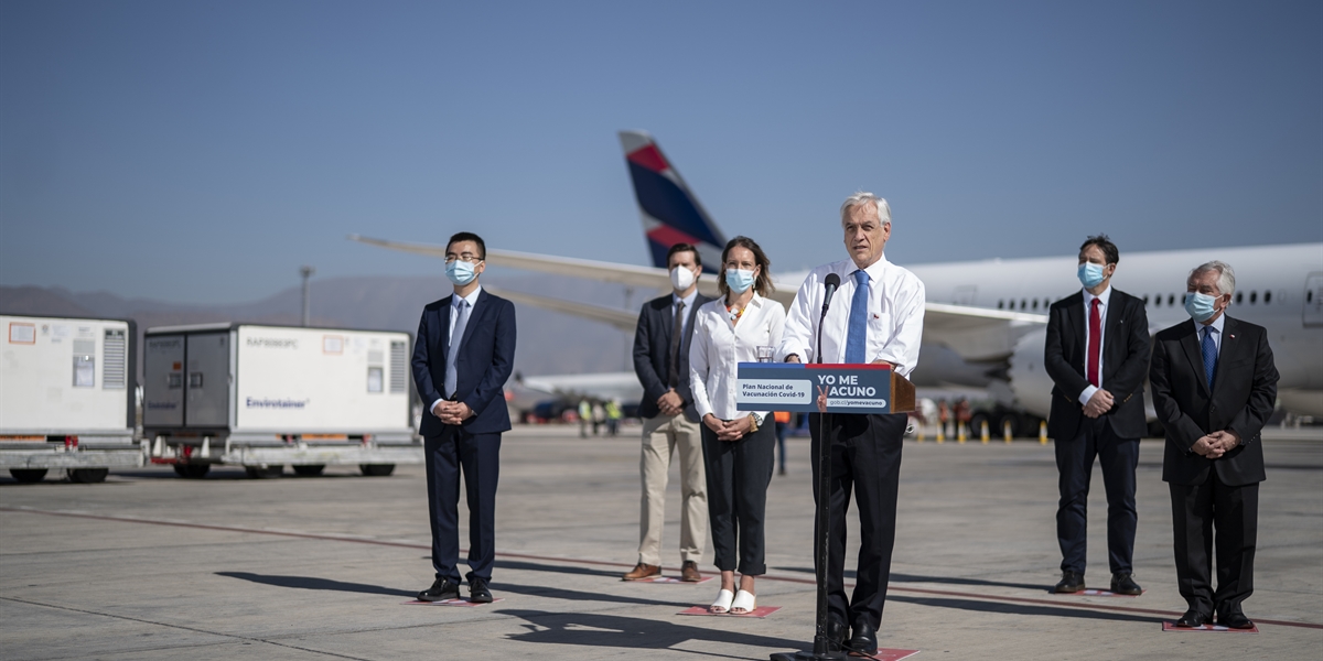 Presidente Piñera recibe casi 2 millones de dosis de la vacuna Sinovac contra el Covid-19
