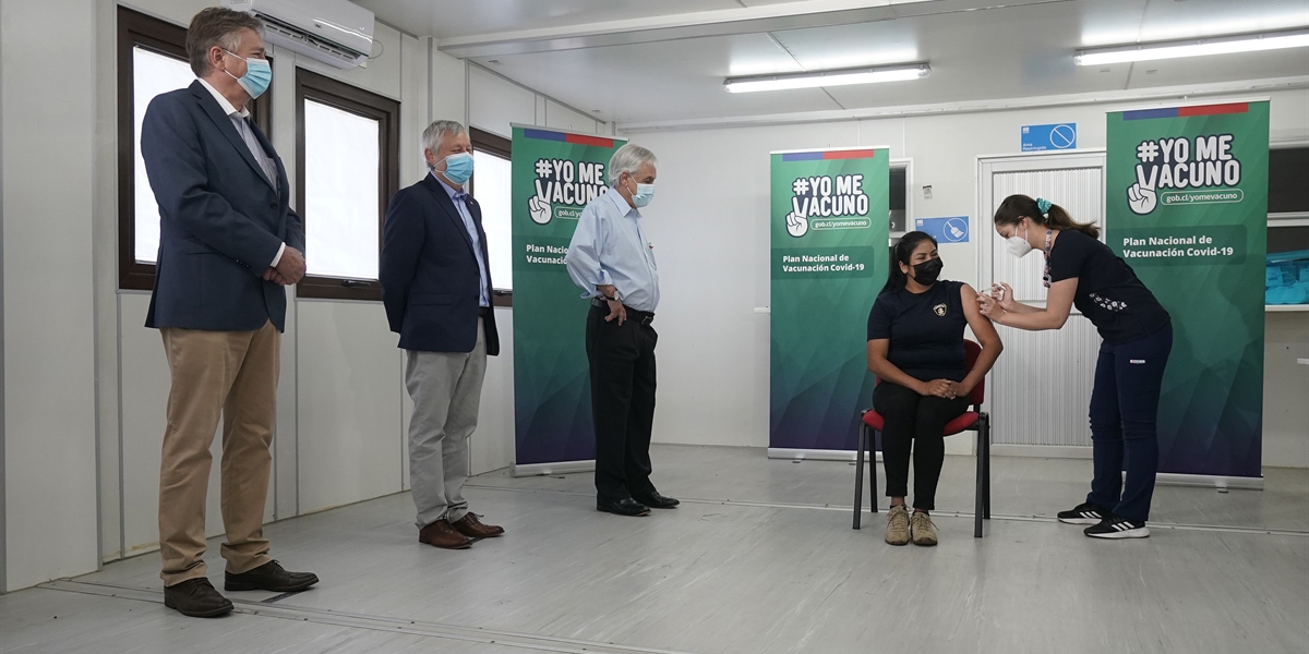 Presidente Piñera da inicio a vacunación contra el Covid-19 del personal esencial y crítico en Los Lagos