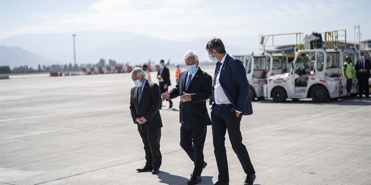 Presidente Piñera recibe cargamento masivo de vacunas contra el Covid-19
