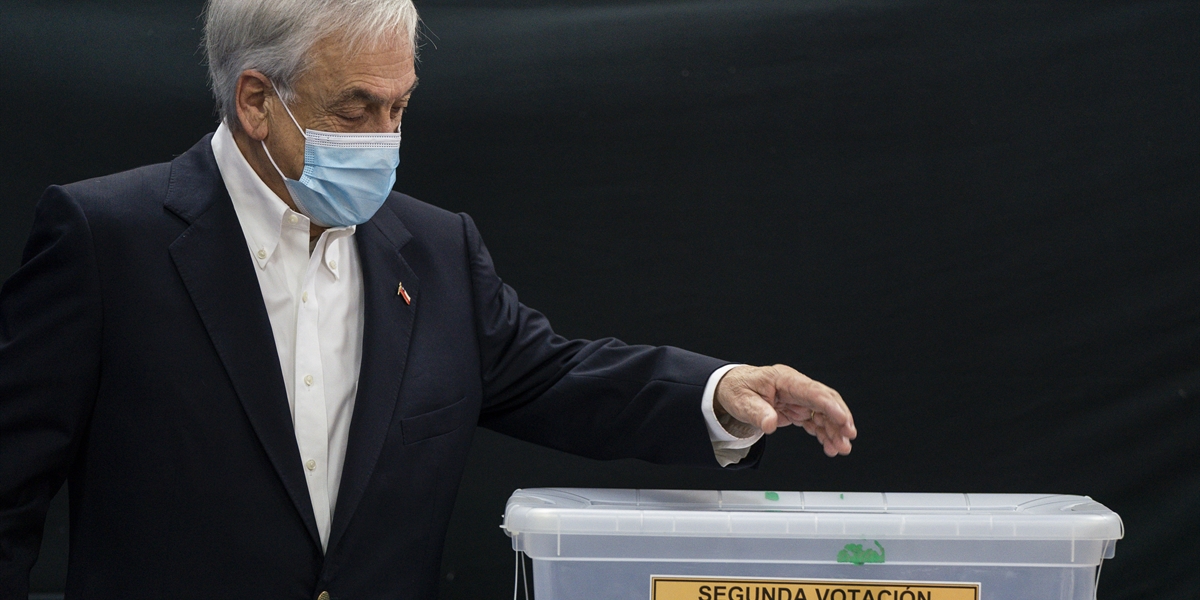 Presidente Piñera asiste a votar en la segunda vuelta de gobernadores