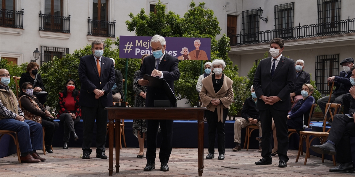 Presidente Piñera firma proyecto de ley para mejorar las pensiones