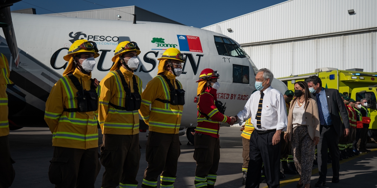 Presidente Piñera presenta Avión C130 para el combate de Incendios Forestales