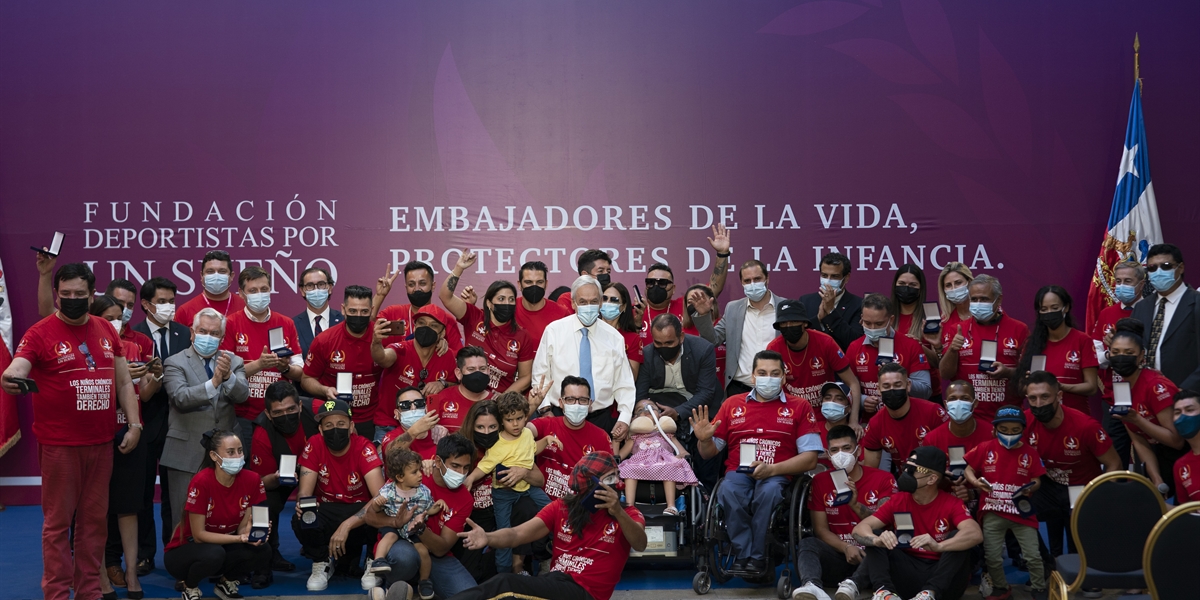 Presidente Piñera entrega reconocimiento a Embajadores de la Fundación Deportistas por un Sueño