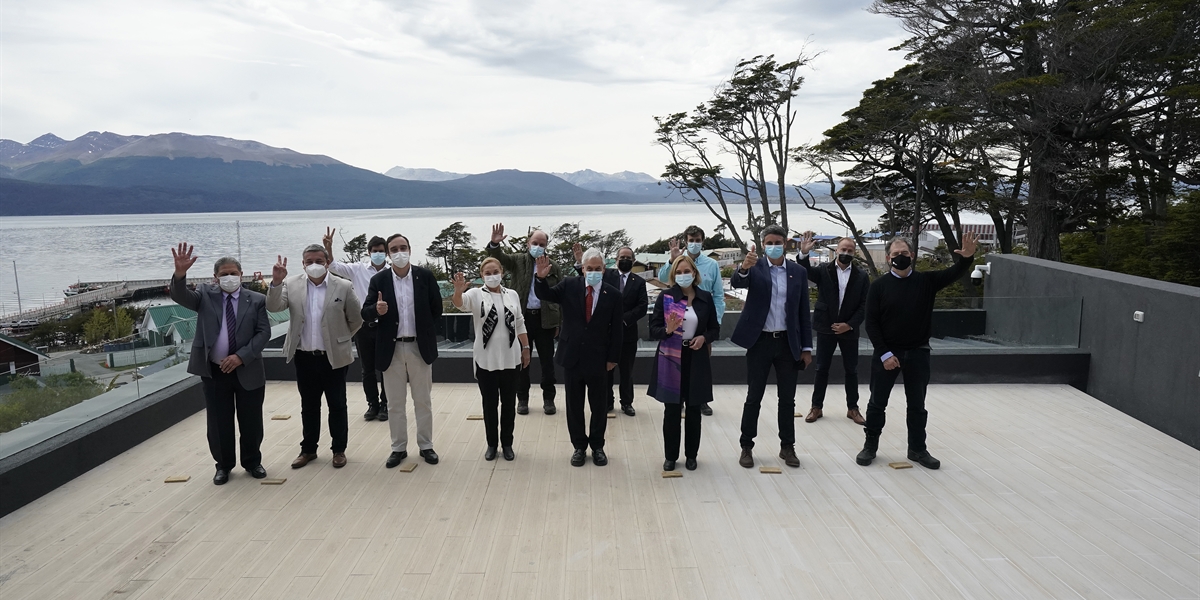 Presidente Piñera visita instalaciones del Centro Internacional Subantártico Cabo de Hornos, recinto que proyecta a Chile como un referente de la investigación medioambiental
