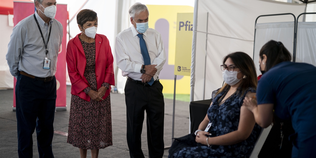 Presidente Piñera asiste a vacunación anticipada con cuarta dosis de funcionarios de la salud