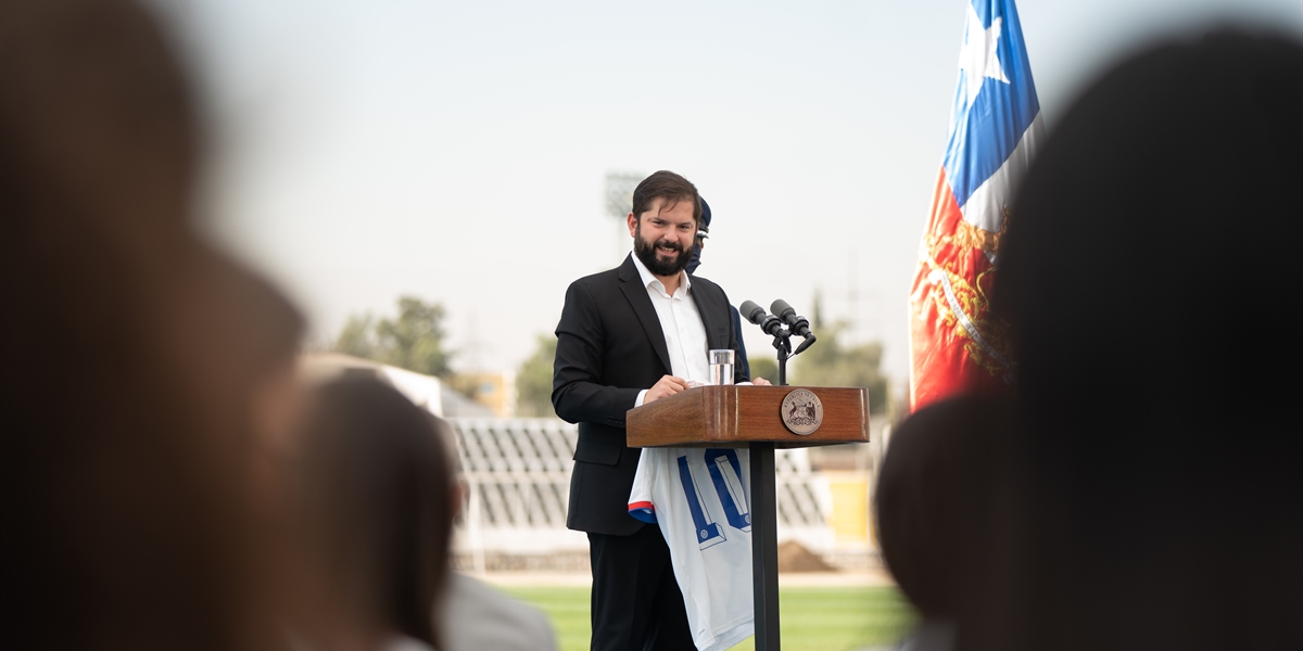 El Presidente de la República, Gabriel Boric Font, firma el decreto de promulgación de la ley que establece la obligatoriedad de contrato en el fútbol profesional femenino