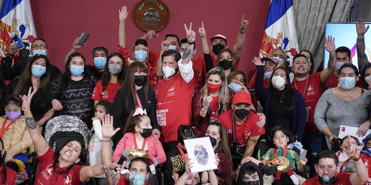 Presidente de la República Gabriel Boric Font entrega distinción a Fundación Deportistas por un Sueño