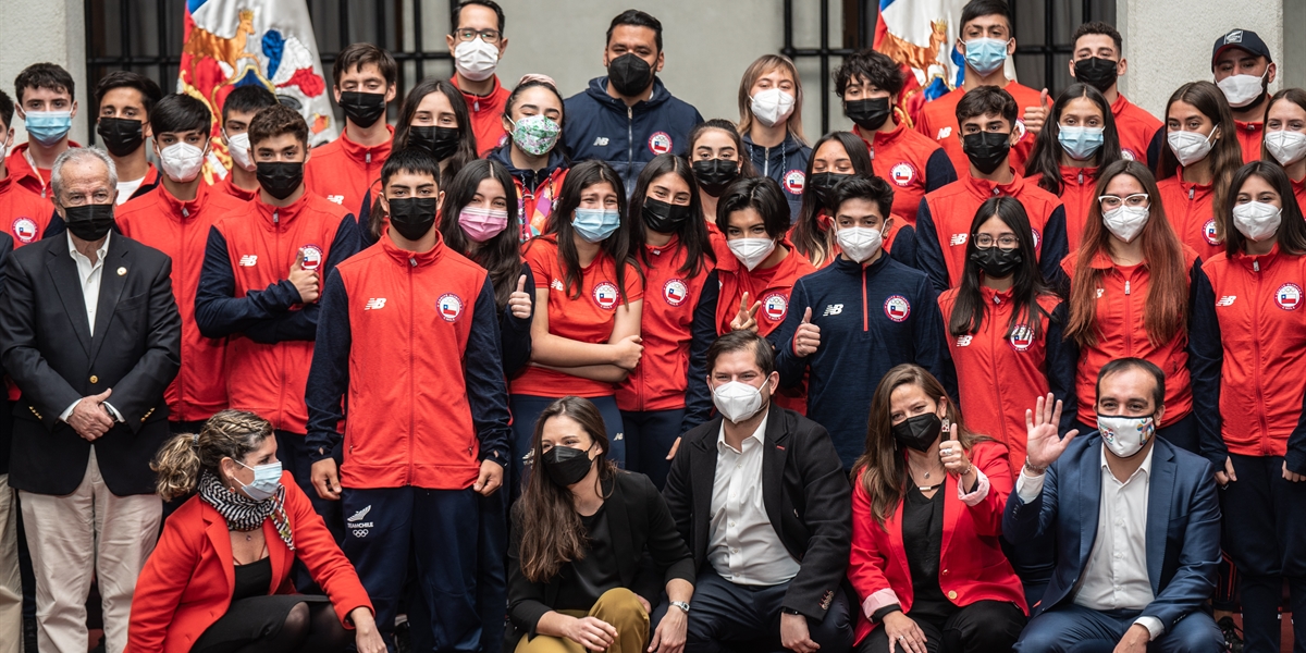 Presidente de la República, Gabriel Boric Font, recibe en La Moneda a las y los atletas nacionales que participaron de los Juegos Suramericanos de la Juventud 2022