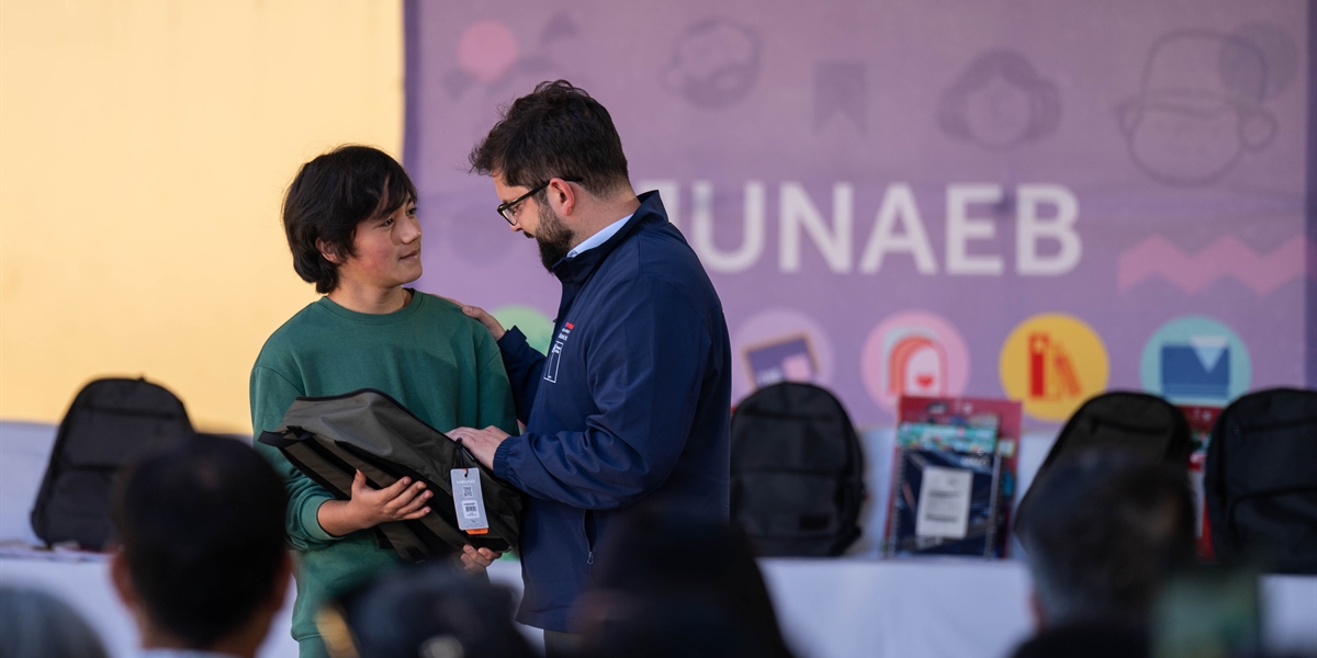 Presidente de la República, Gabriel Boric Font, realiza entrega de útiles escolares a estudiantes de Viña del Mar afectados por los incendios
