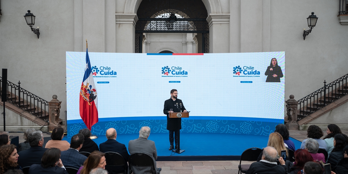 S.E. el Presidente de la República, Gabriel Boric Font, firma el Proyecto de Ley que crea el Sistema Nacional de Cuidados