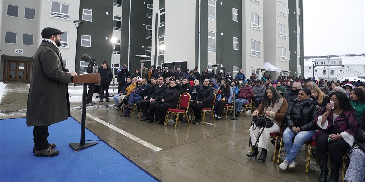 S.E. el Presidente de la República, Gabriel Boric Font, encabeza entrega de viviendas del conjunto habitacional Vista Monte Tarn