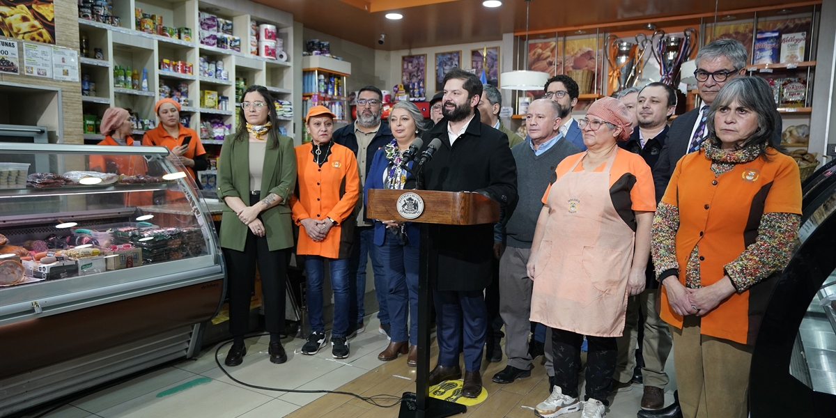 Presidente de la República, Gabriel Boric Font, visita la Panadería Olimpia en Independencia en el marco de la entrada en vigencia del aumento del salario mínimo a $500.000