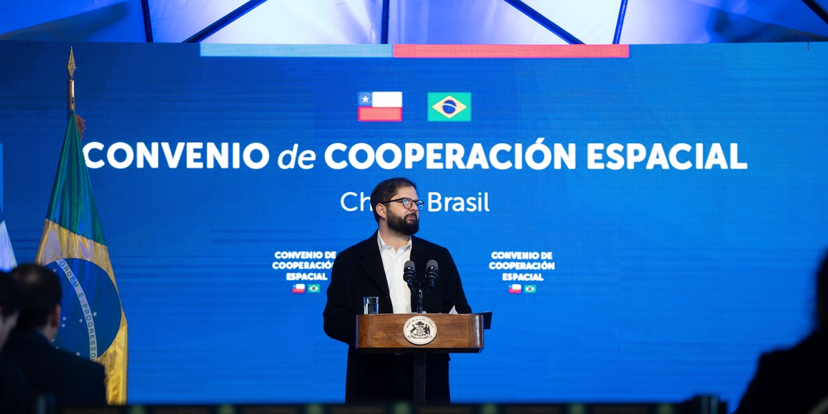 Presidente de la República, Gabriel Boric Font, junto al Presidente de la República Federativa de Brasil, Luiz Inácio Lula da Silva, encabezan la firma del Convenio de Cooperación Espacial entre Chile y Brasil