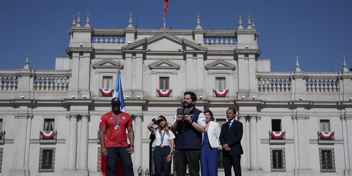 Presidente de la República, Gabriel Boric Font, recibe en el Palacio de La Moneda a los medallistas olímpicos del Team Chile en París 2024, Francisca Crovetto y Yasmani Acosta