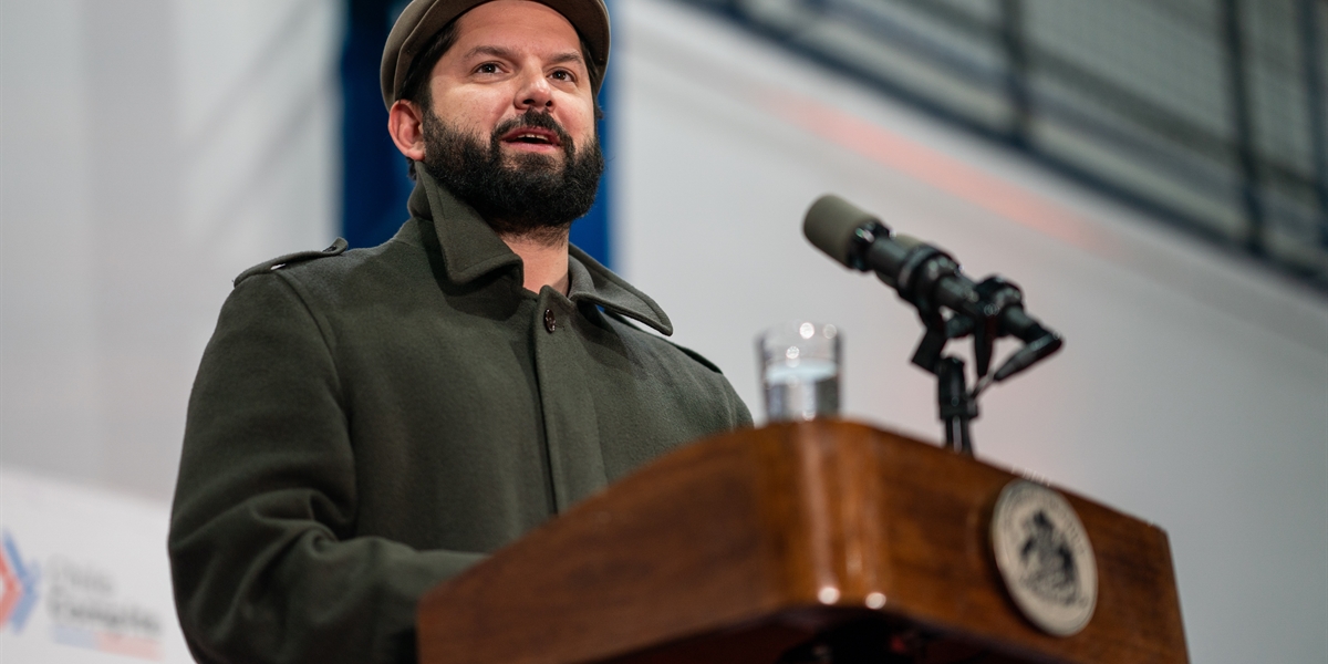 S.E. el Presidente de la República, Gabriel Boric Font, encabeza la premiación de la Final Regional de Futsal de los Juegos Deportivos Escolares 2024