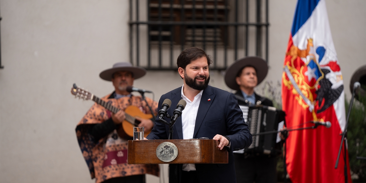 S.E. el Presidente de la República, Gabriel Boric Font, encabeza el tradicional Esquinazo en el Palacio de La Moneda junto a autoridades nacionales