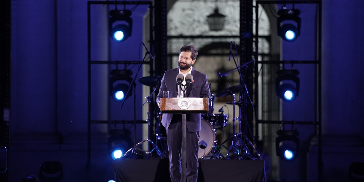 S.E. el Presidente de la República, Gabriel Boric Font, asiste a la presentación de la Ópera Rock “Mírame a los Ojos” de Teletón