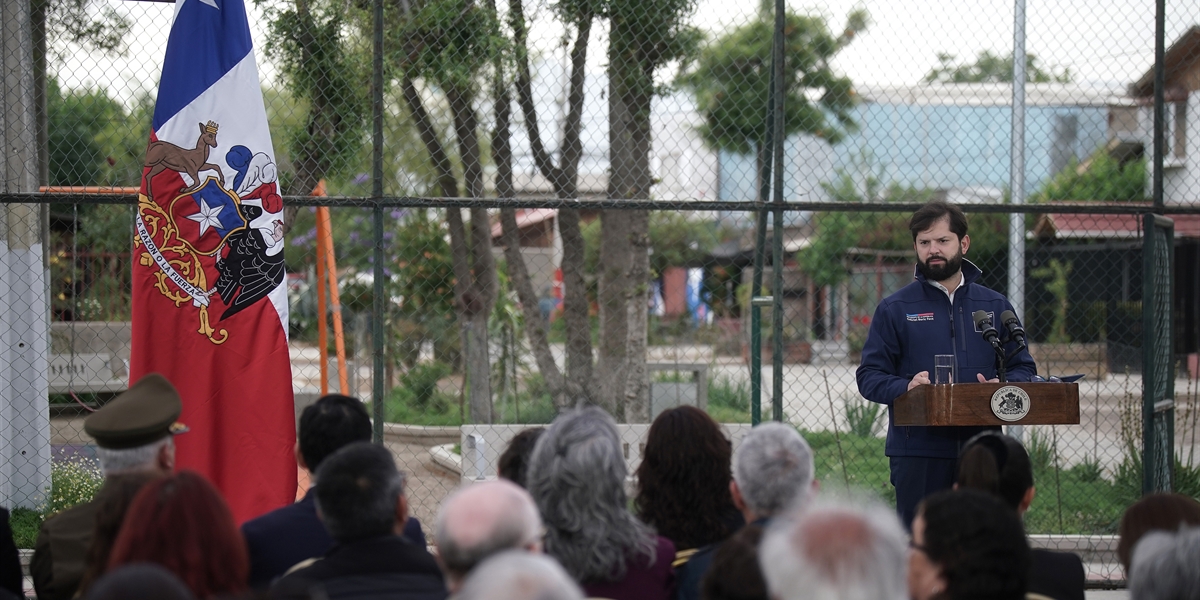 S.E. el Presidente de la República, Gabriel Boric Font, encabeza la promulgación de la Ley que establece normas para la realización de funerales de riesgo, junto a la ministra del Interior y Seguridad Pública