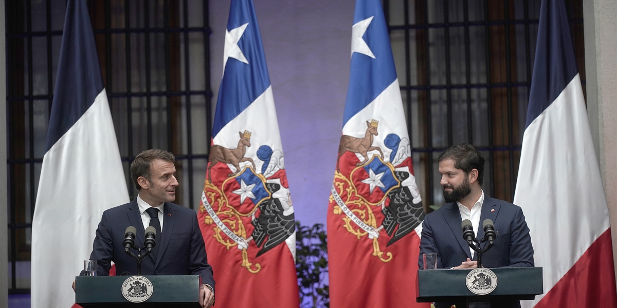 S.E. el Presidente de la República, Gabriel Boric Font, junto al Presidente de la República Francesa, Emmanuel Macron, encabezan firma del Memorándum de Entendimiento en Cooperación Estratégica para la creación del Centro Binacional Franco-Chileno so