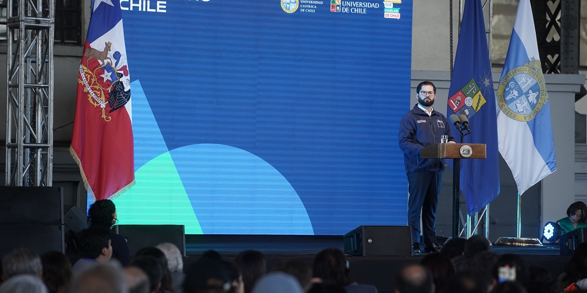 S.E. el Presidente de la República, Gabriel Boric Font, participa del Encuentro por Chile, organizado por Tenemos que Hablar de Chile, plataforma de participación y diálogo ciudadano impulsada por ambos planteles.