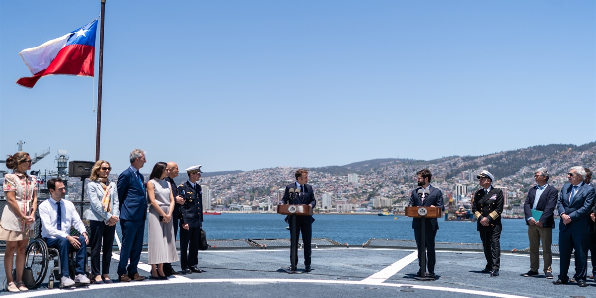 S.E. el Presidente de la República, Gabriel Boric Font, junto al Presidente de la República Francesa, Emmanuel Macron, visitan el buque rompehielos Almirante Viel de la Armada de Chile