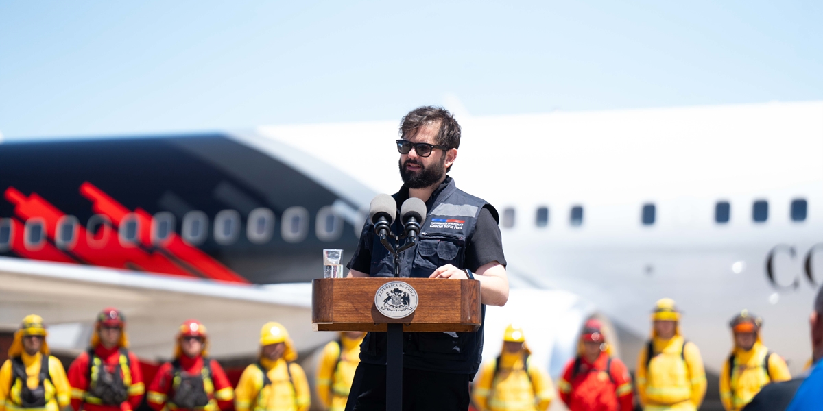 S.E. el Presidente de la República, Gabriel Boric Font, recibe el avión de combate a incendios forestales Boeing 737 "Fireliner"