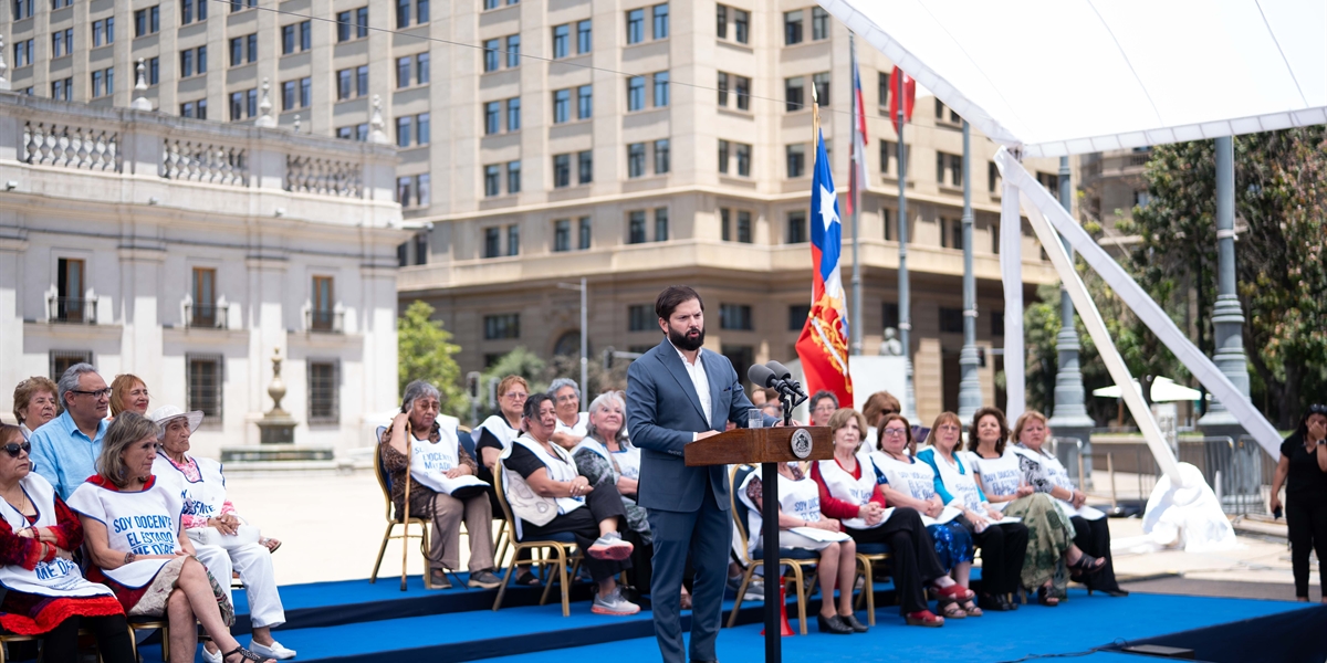 S.E. El Presidente de la República, Gabriel Boric Font, firma el proyecto de ley que contiene la propuesta de reparación de la deuda histórica a las y los profesores del país