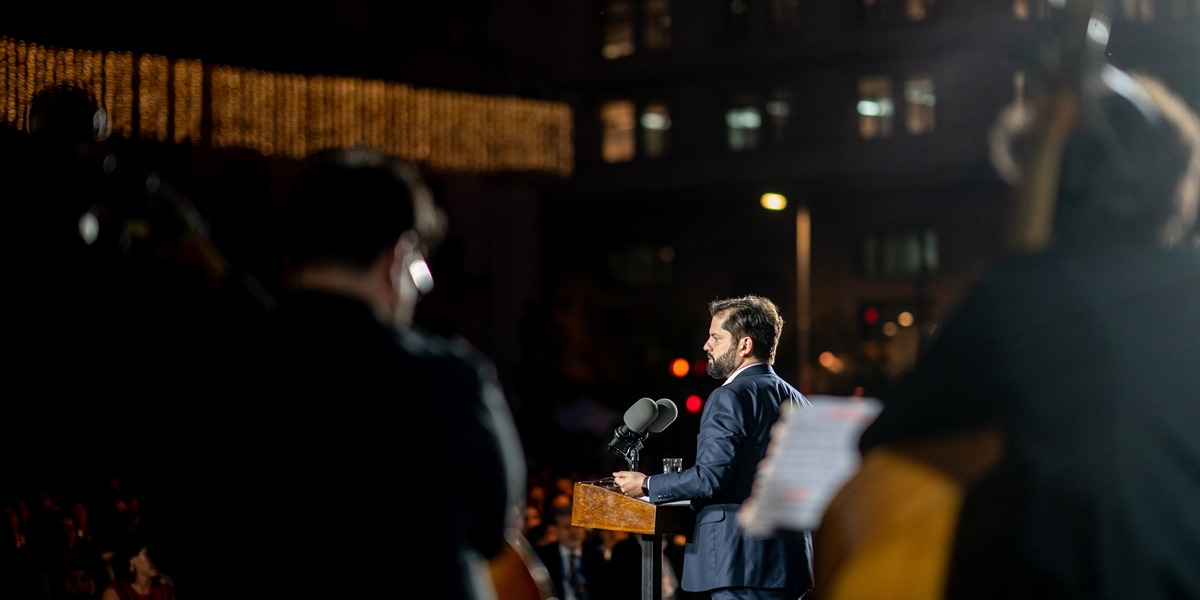 S.E. el Presidente de la República, Gabriel Boric Font, encabeza la ceremonia de encendido del Árbol de Navidad BancoEstado 2024
