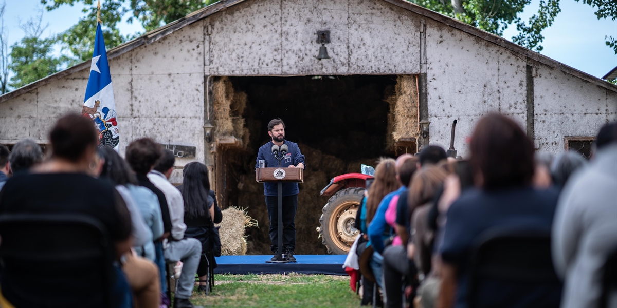 S.E. el Presidente de la República, Gabriel Boric Font, encabeza la firma del convenio “Tierras Vivas” entre el Ministerio de Agricultura y el Ministerio de Bienes Nacionales.
