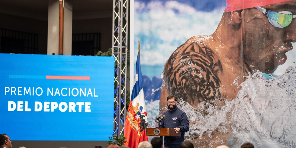 S.E. El Presidente de la República, Gabriel Boric Font, entrega el Premio Nacional del Deporte 2023 a Vicente Almonacid