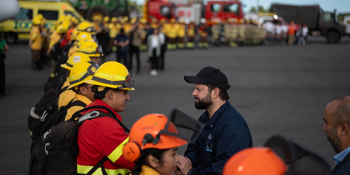 S.E. el Presidente de la República, Gabriel Boric Font, encabeza la presentación de recursos aéreos y terrestres para el combate de incendios forestales en la Región del Biobío
