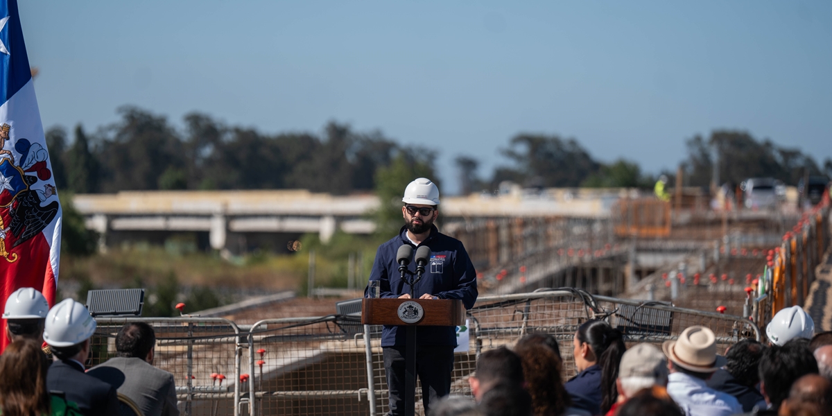 S.E. el Presidente de la República, Gabriel Boric Font, realiza visita inspectiva a las obras de la concesión vial Puente Industrial