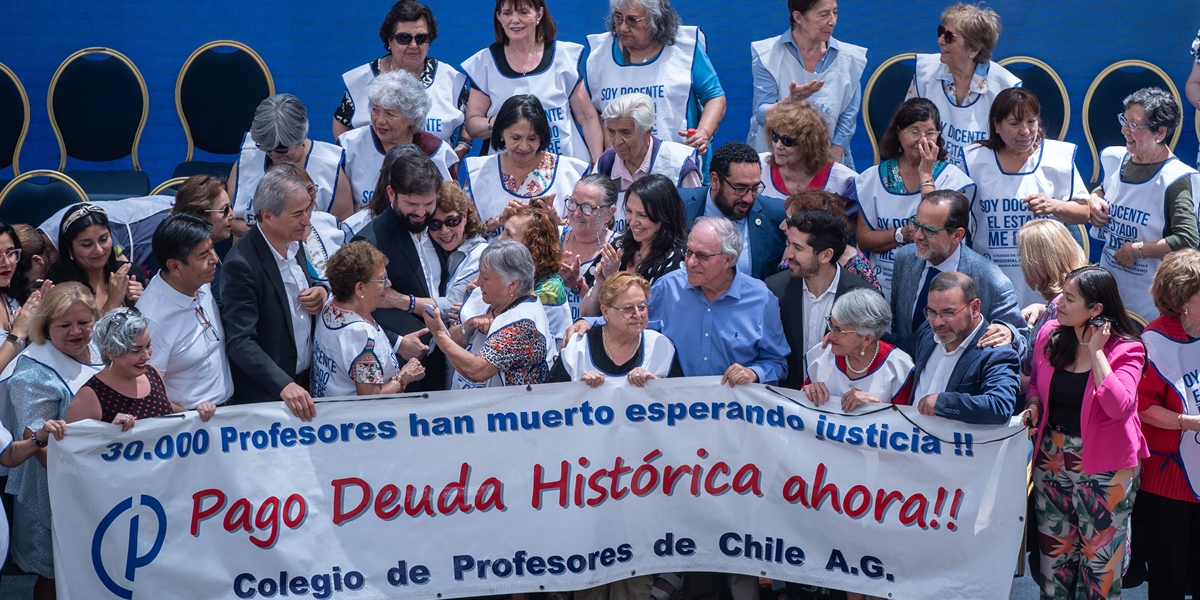 S.E. el Presidente de la República, Gabriel Boric Font, encabeza la promulgación de la Ley que da solución a la Deuda Histórica Docente