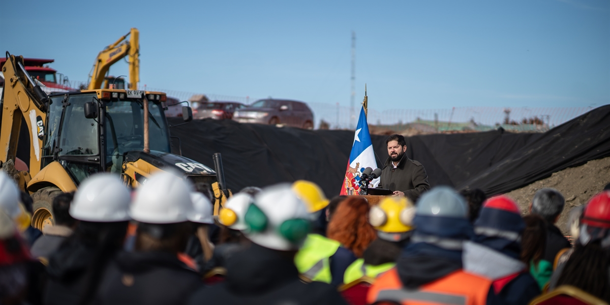 S.E. el Presidente de la República, Gabriel Boric Font, encabeza la ceremonia de primera piedra de las obras de reposición de la 1ra. Comisaría de Carabineros de Punta Arenas