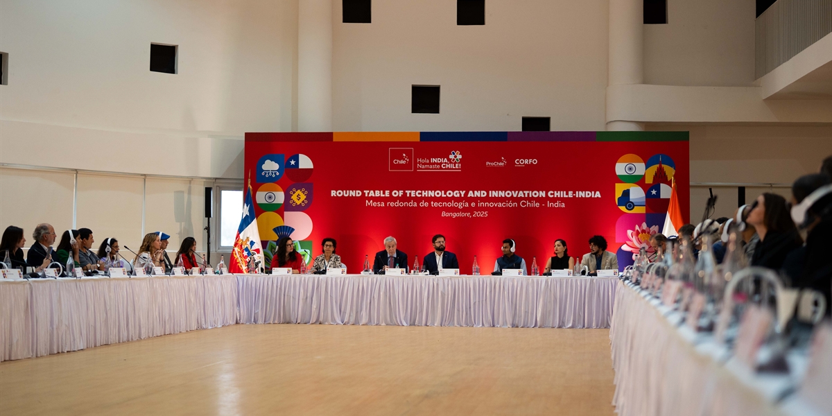 S.E. el Presidente de la República, Gabriel Boric Font, visita la Escuela Chaman Bhartiya de Bangalore y encabeza mesa de trabajo sobre tecnología e innovación