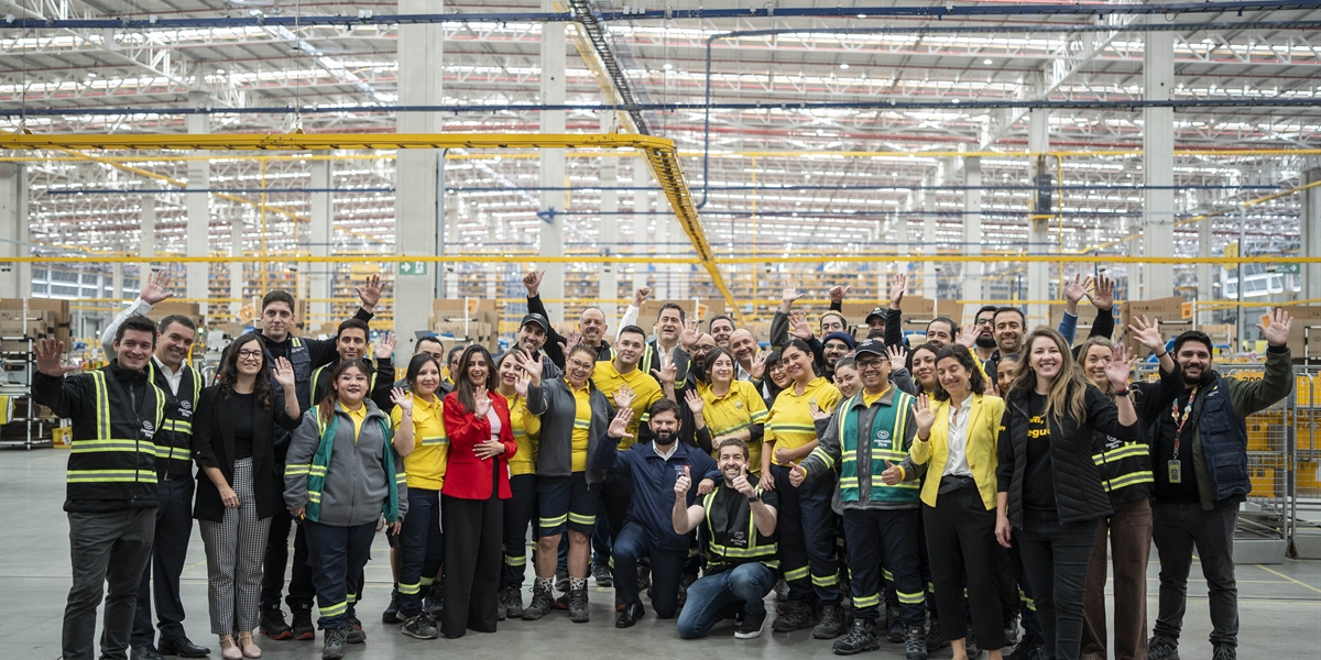 S.E. el Presidente de la República, Gabriel Boric Font, encabeza visita al Centro de Almacenamiento y Distribución de Mercado Libre