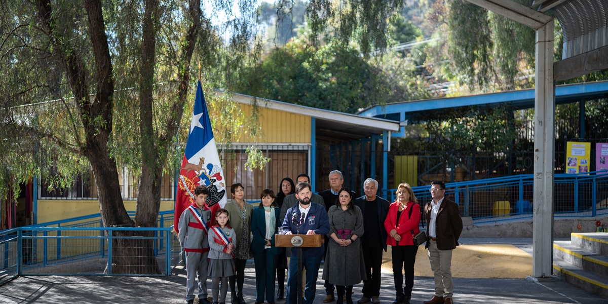 S.E. el Presidente de la República, Gabriel Boric Font, encabeza desayuno con estudiantes para conocer las mejoras del Programa de Alimentación Escolar
