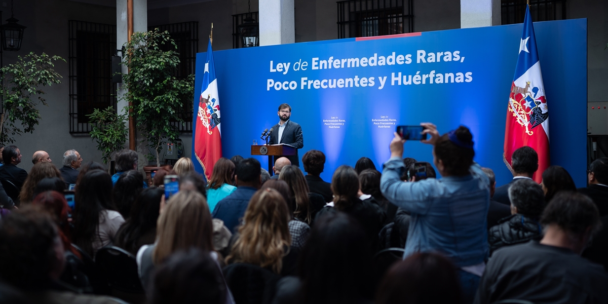 S.E. el Presidente de la República, Gabriel Boric Font, promulga la “Ley de Enfermedades Raras, Poco Frecuentes y Huérfanas” junto a ministras de Salud, Ximena Aguilera, y Secretaria General de la Presidencia, Macarena Lobos