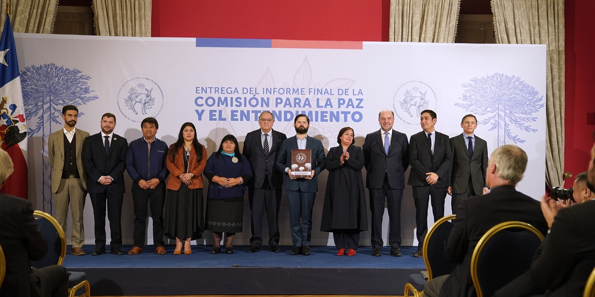 S.E. el Presidente de la República, Gabriel Boric Font, recibe el informe final de la Comisión Presidencial para la Paz y el Entendimiento